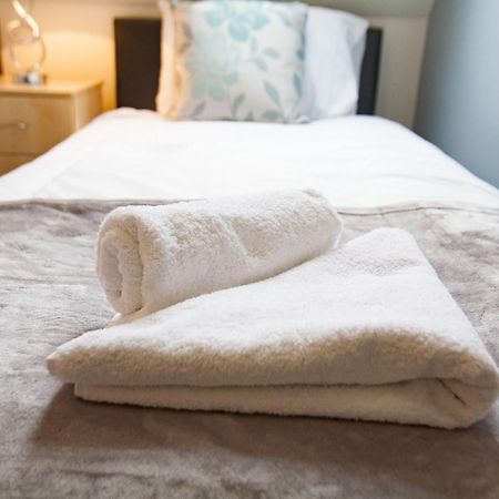 Comfortable Swindon Town Centre Apartments, Free Parking, Sleeps Up To 8 Экстерьер фото