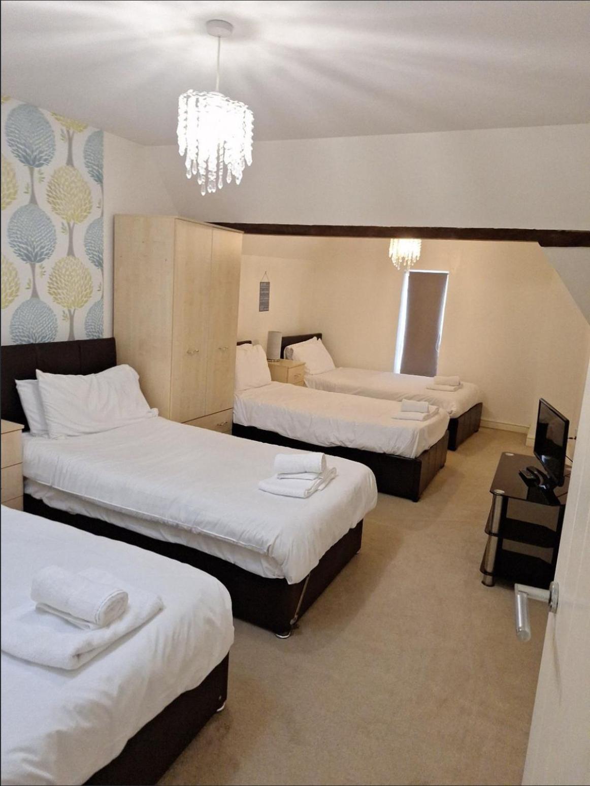 Comfortable Swindon Town Centre Apartments, Free Parking, Sleeps Up To 8 Экстерьер фото