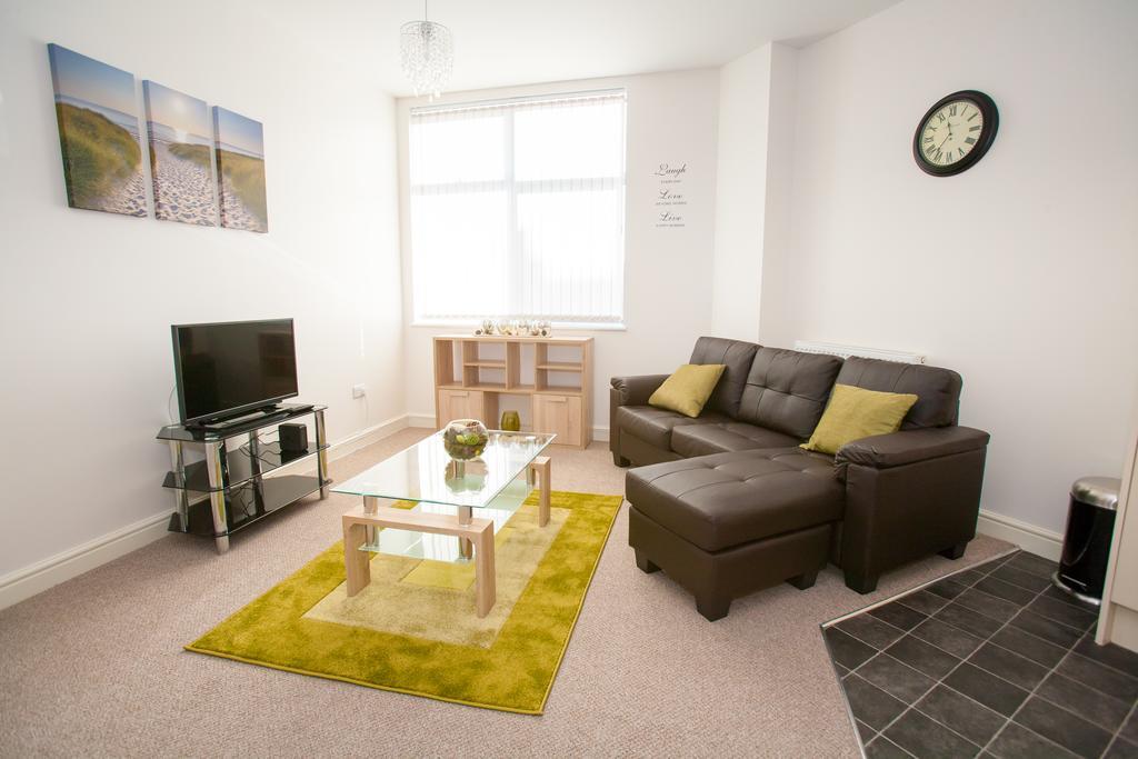Comfortable Swindon Town Centre Apartments, Free Parking, Sleeps Up To 8 Номер фото