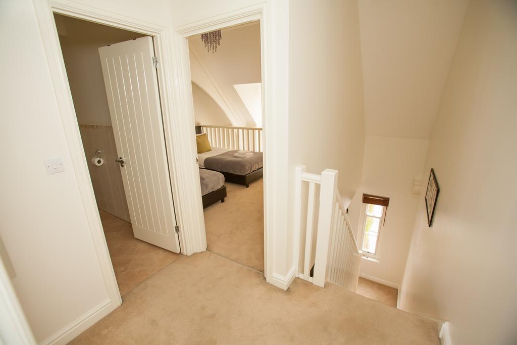 Comfortable Swindon Town Centre Apartments, Free Parking, Sleeps Up To 8 Экстерьер фото