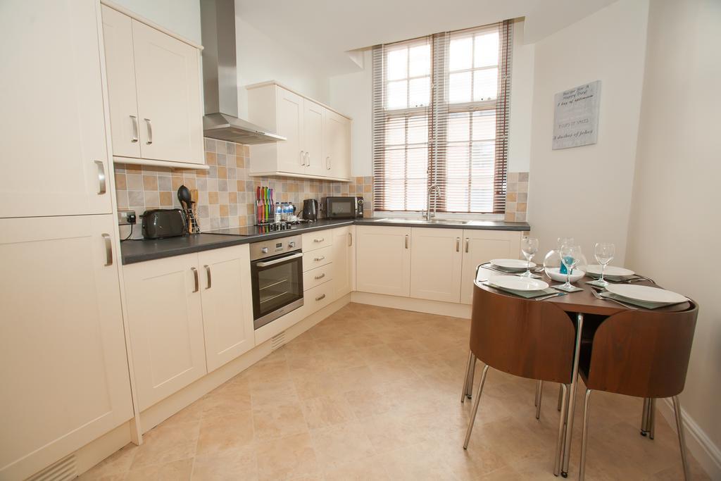 Comfortable Swindon Town Centre Apartments, Free Parking, Sleeps Up To 8 Экстерьер фото