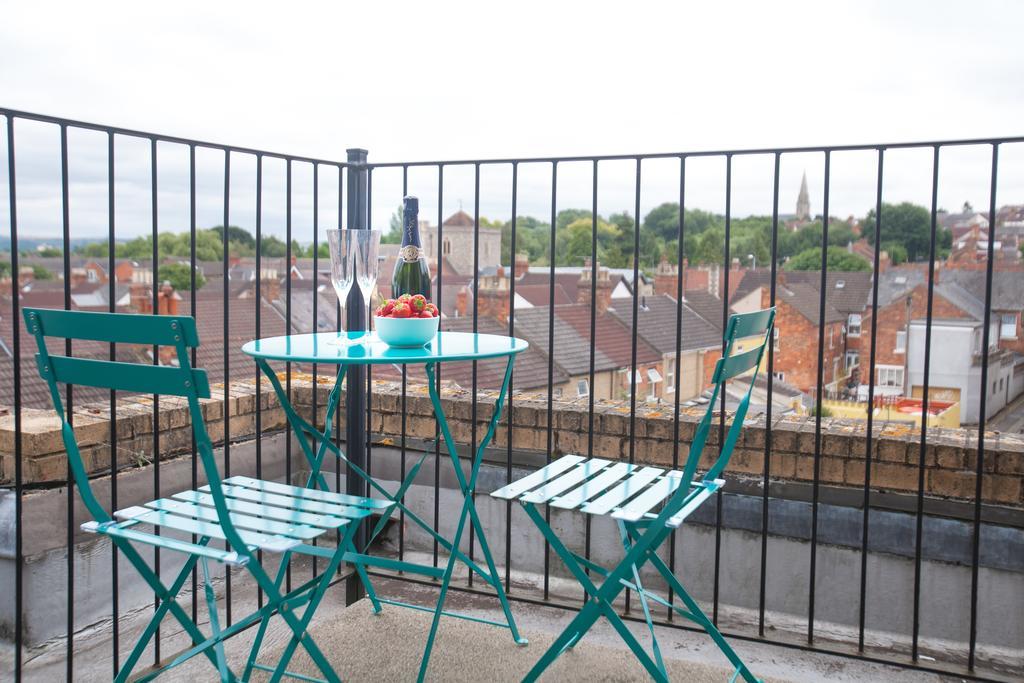 Comfortable Swindon Town Centre Apartments, Free Parking, Sleeps Up To 8 Экстерьер фото