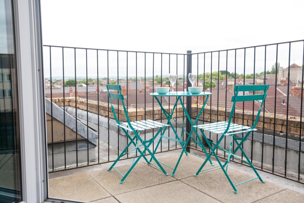 Comfortable Swindon Town Centre Apartments, Free Parking, Sleeps Up To 8 Экстерьер фото