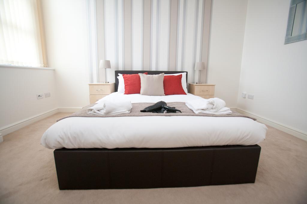 Comfortable Swindon Town Centre Apartments, Free Parking, Sleeps Up To 8 Экстерьер фото