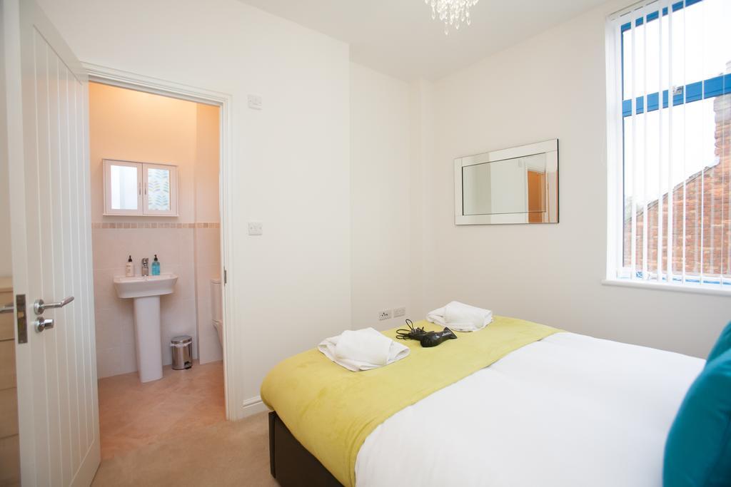Comfortable Swindon Town Centre Apartments, Free Parking, Sleeps Up To 8 Экстерьер фото