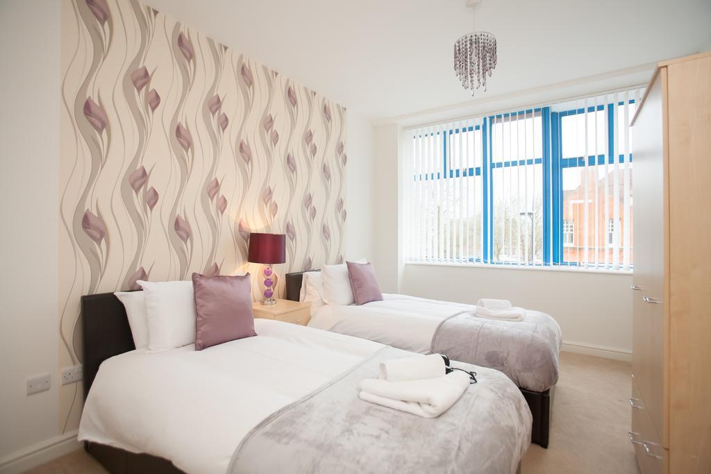 Comfortable Swindon Town Centre Apartments, Free Parking, Sleeps Up To 8 Экстерьер фото