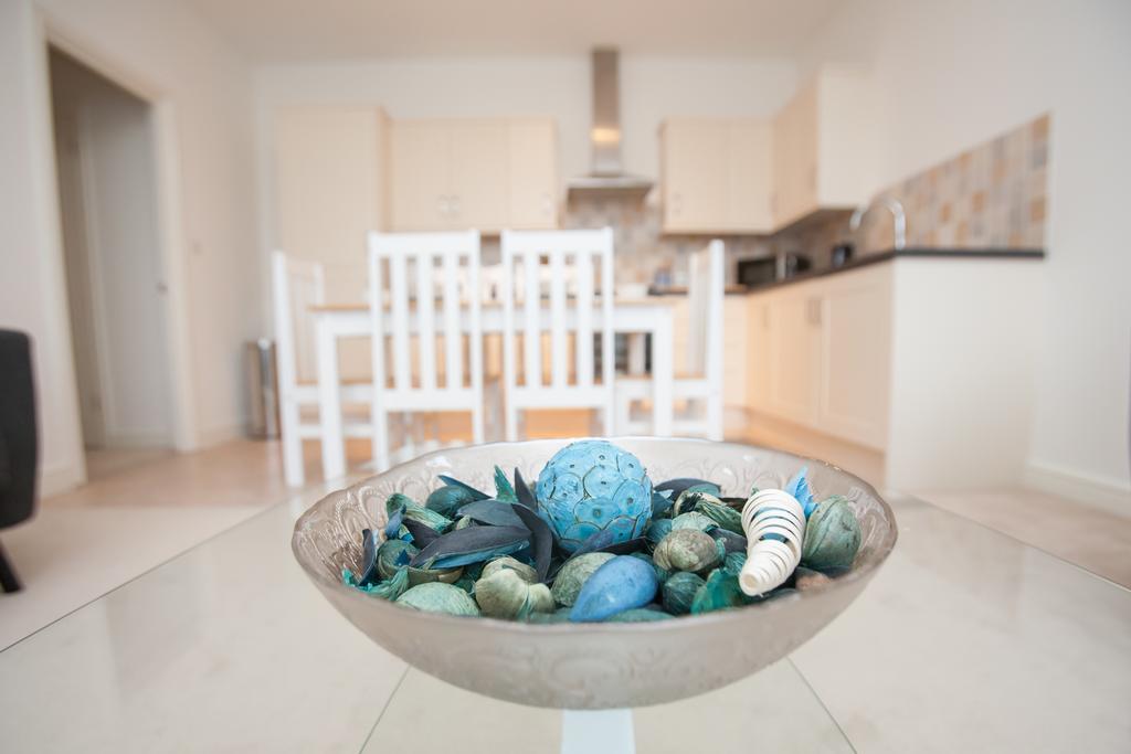 Comfortable Swindon Town Centre Apartments, Free Parking, Sleeps Up To 8 Экстерьер фото