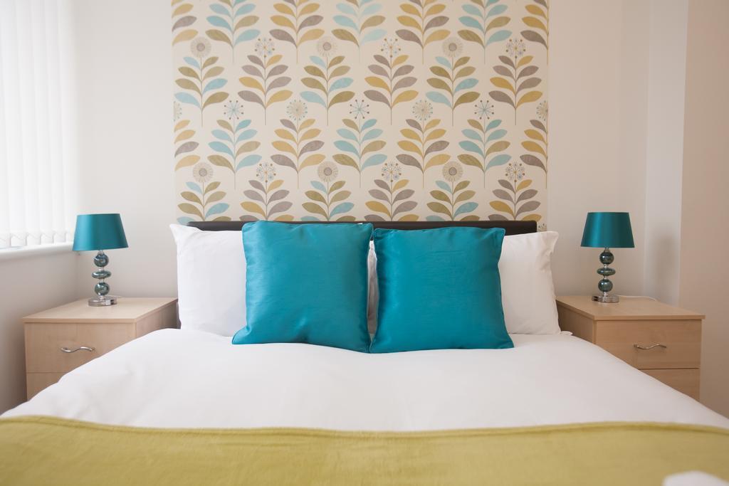 Comfortable Swindon Town Centre Apartments, Free Parking, Sleeps Up To 8 Экстерьер фото