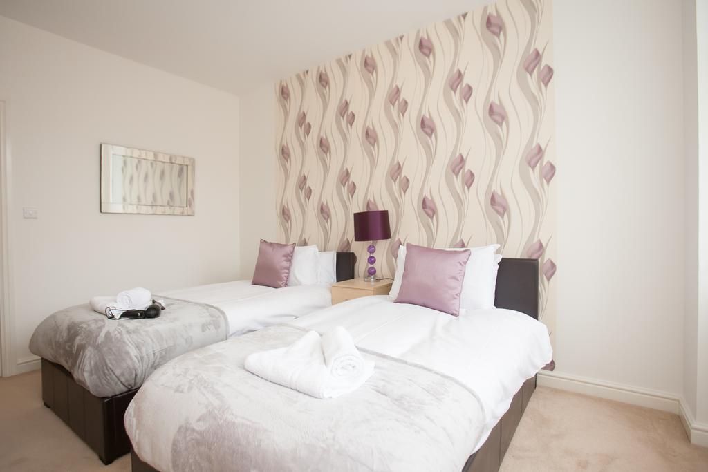 Comfortable Swindon Town Centre Apartments, Free Parking, Sleeps Up To 8 Экстерьер фото