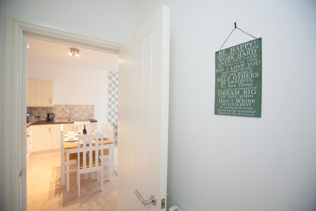 Comfortable Swindon Town Centre Apartments, Free Parking, Sleeps Up To 8 Экстерьер фото