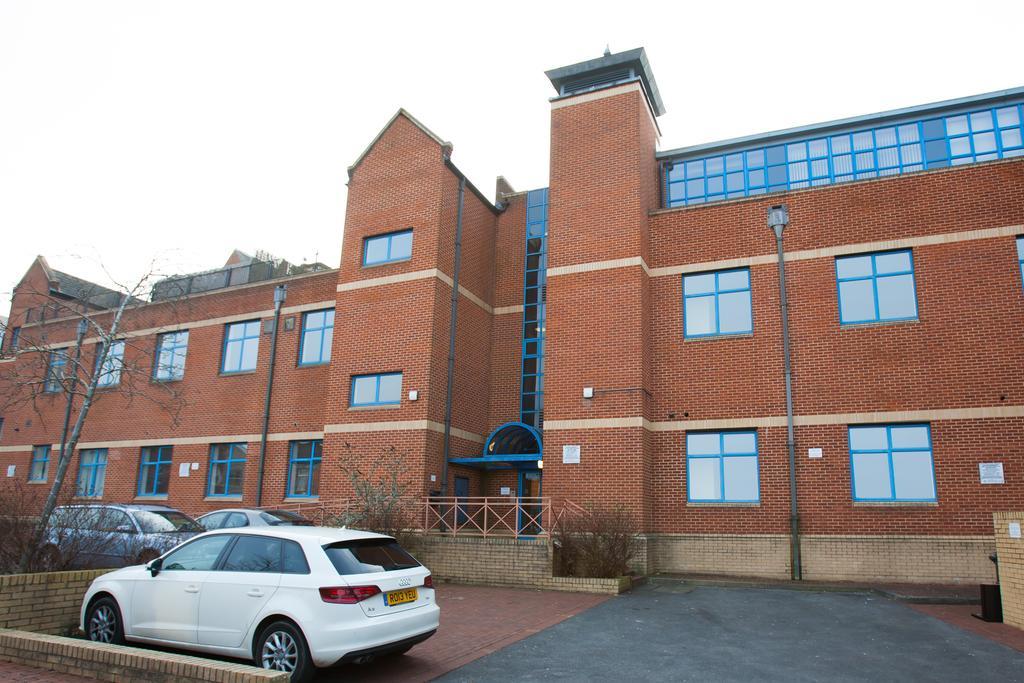 Comfortable Swindon Town Centre Apartments, Free Parking, Sleeps Up To 8 Экстерьер фото
