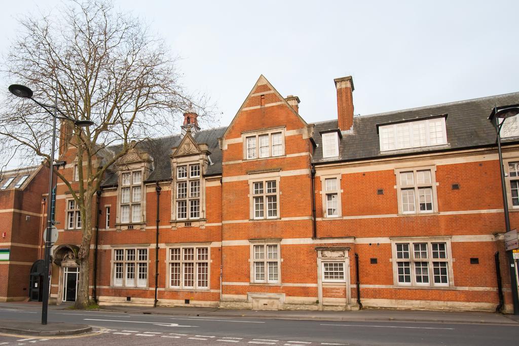 Comfortable Swindon Town Centre Apartments, Free Parking, Sleeps Up To 8 Экстерьер фото