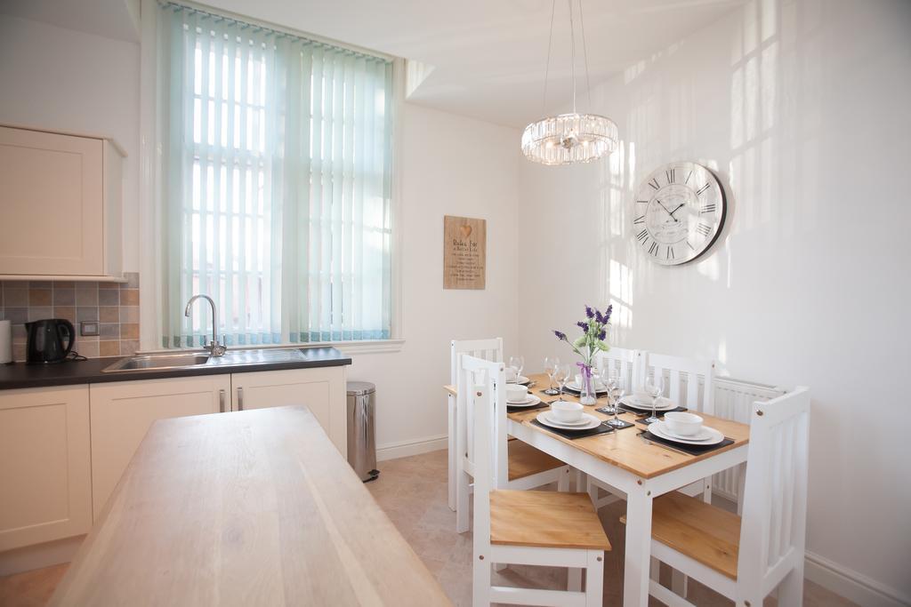 Comfortable Swindon Town Centre Apartments, Free Parking, Sleeps Up To 8 Экстерьер фото