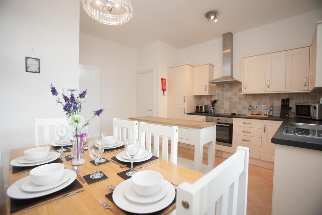 Comfortable Swindon Town Centre Apartments, Free Parking, Sleeps Up To 8 Экстерьер фото