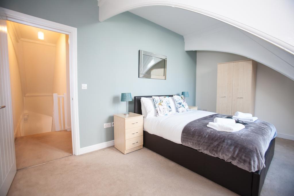 Comfortable Swindon Town Centre Apartments, Free Parking, Sleeps Up To 8 Экстерьер фото