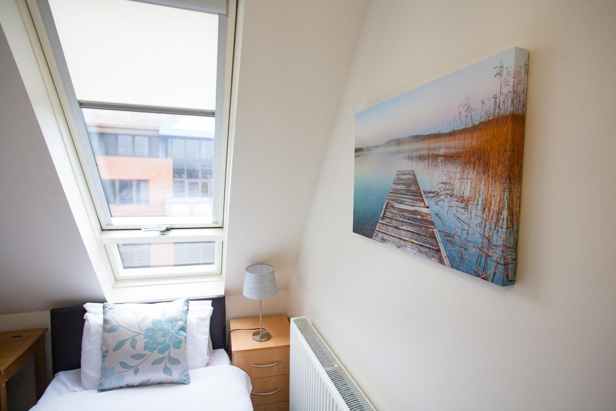 Comfortable Swindon Town Centre Apartments, Free Parking, Sleeps Up To 8 Экстерьер фото