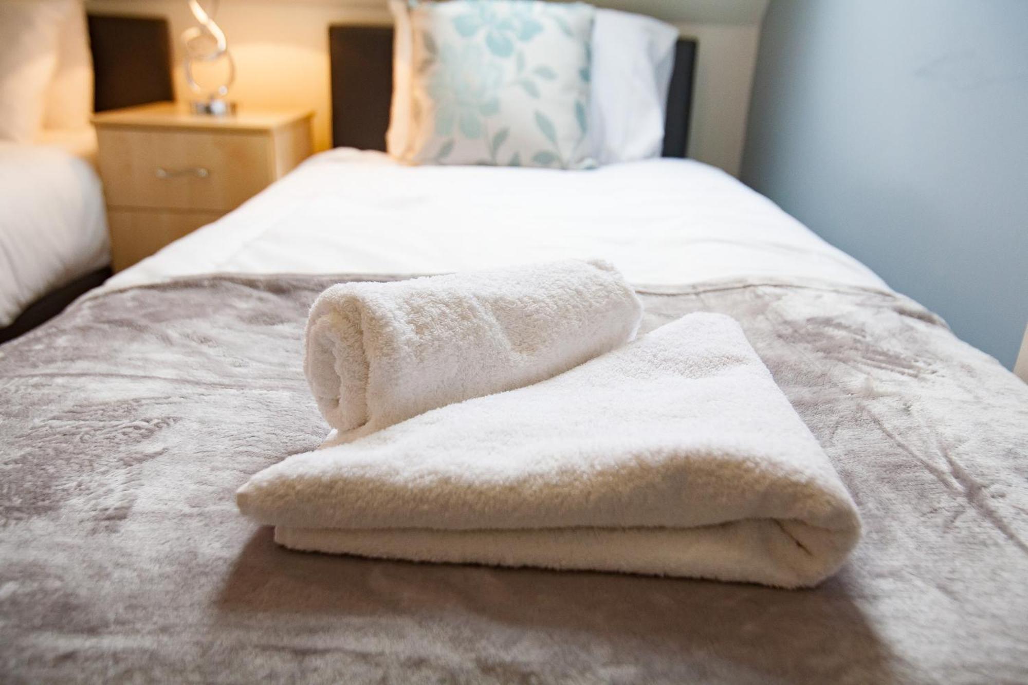Comfortable Swindon Town Centre Apartments, Free Parking, Sleeps Up To 8 Экстерьер фото