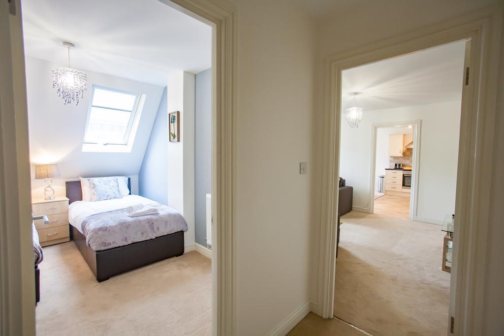 Comfortable Swindon Town Centre Apartments, Free Parking, Sleeps Up To 8 Экстерьер фото