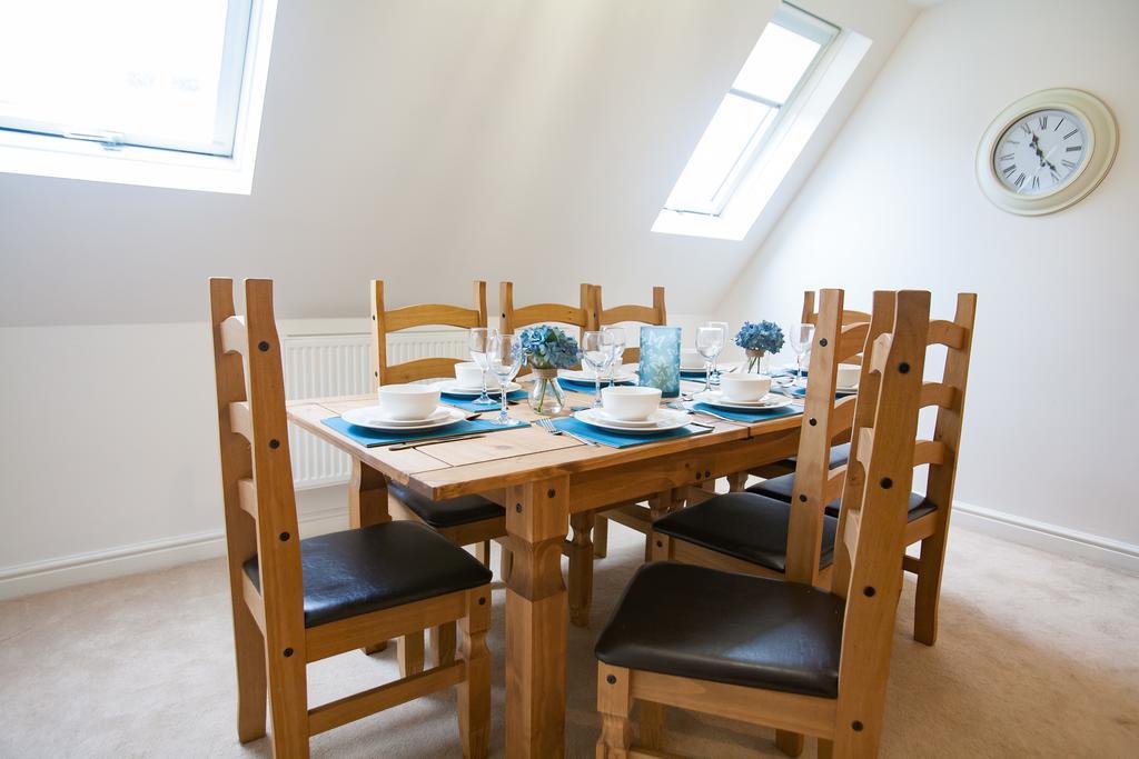 Comfortable Swindon Town Centre Apartments, Free Parking, Sleeps Up To 8 Экстерьер фото