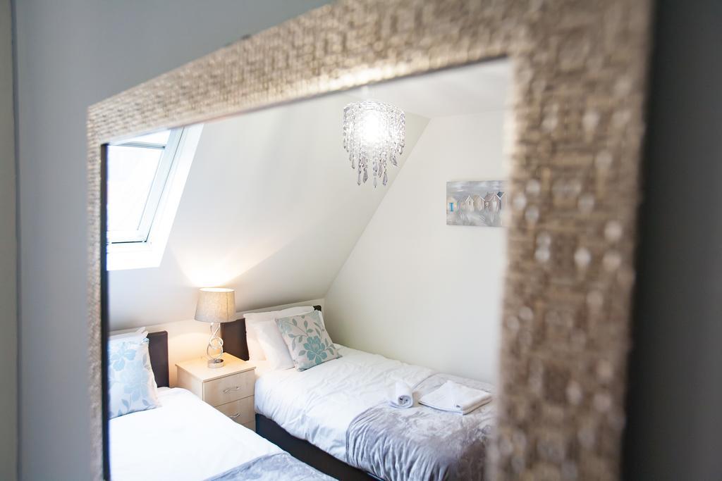 Comfortable Swindon Town Centre Apartments, Free Parking, Sleeps Up To 8 Экстерьер фото