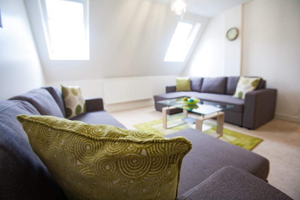 Comfortable Swindon Town Centre Apartments, Free Parking, Sleeps Up To 8 Экстерьер фото