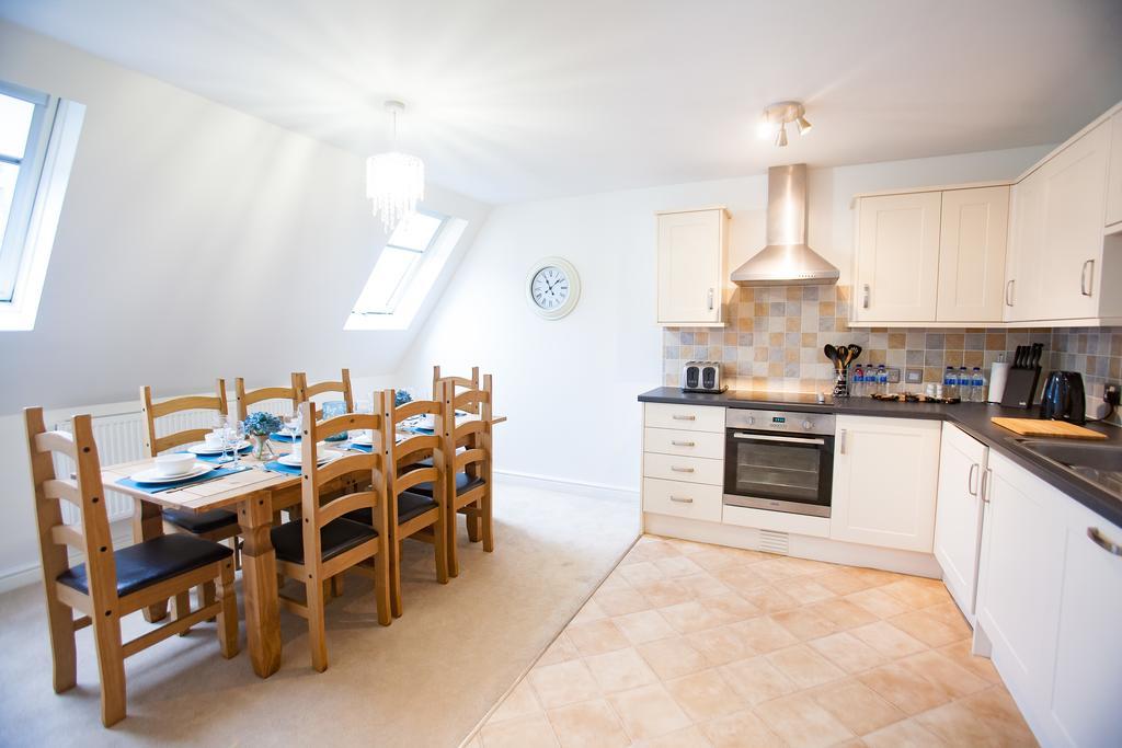 Comfortable Swindon Town Centre Apartments, Free Parking, Sleeps Up To 8 Экстерьер фото