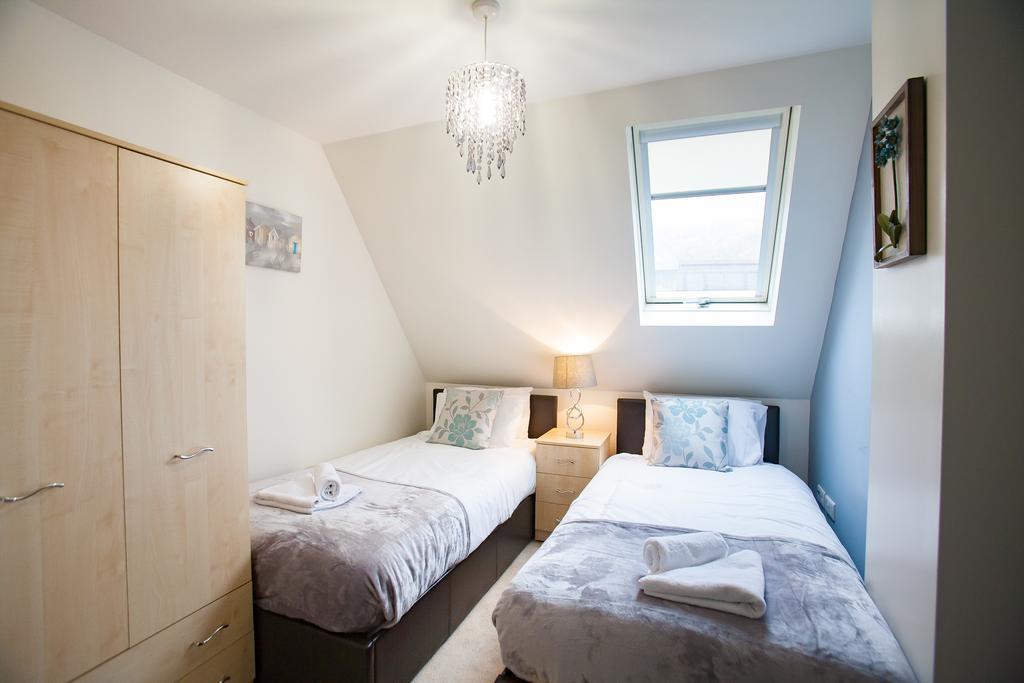Comfortable Swindon Town Centre Apartments, Free Parking, Sleeps Up To 8 Экстерьер фото