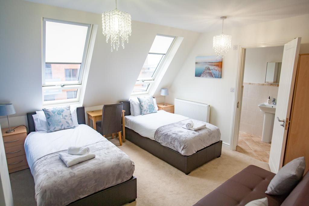 Comfortable Swindon Town Centre Apartments, Free Parking, Sleeps Up To 8 Экстерьер фото