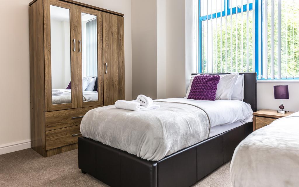 Comfortable Swindon Town Centre Apartments, Free Parking, Sleeps Up To 8 Экстерьер фото