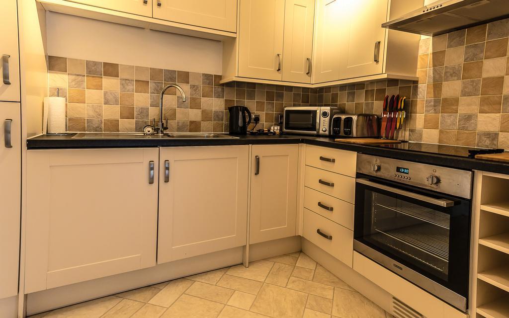 Comfortable Swindon Town Centre Apartments, Free Parking, Sleeps Up To 8 Экстерьер фото