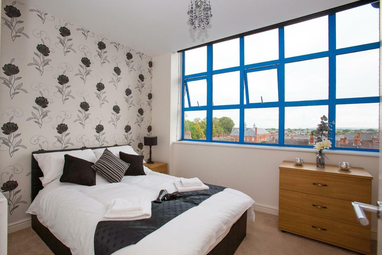 Comfortable Swindon Town Centre Apartments, Free Parking, Sleeps Up To 8 Экстерьер фото