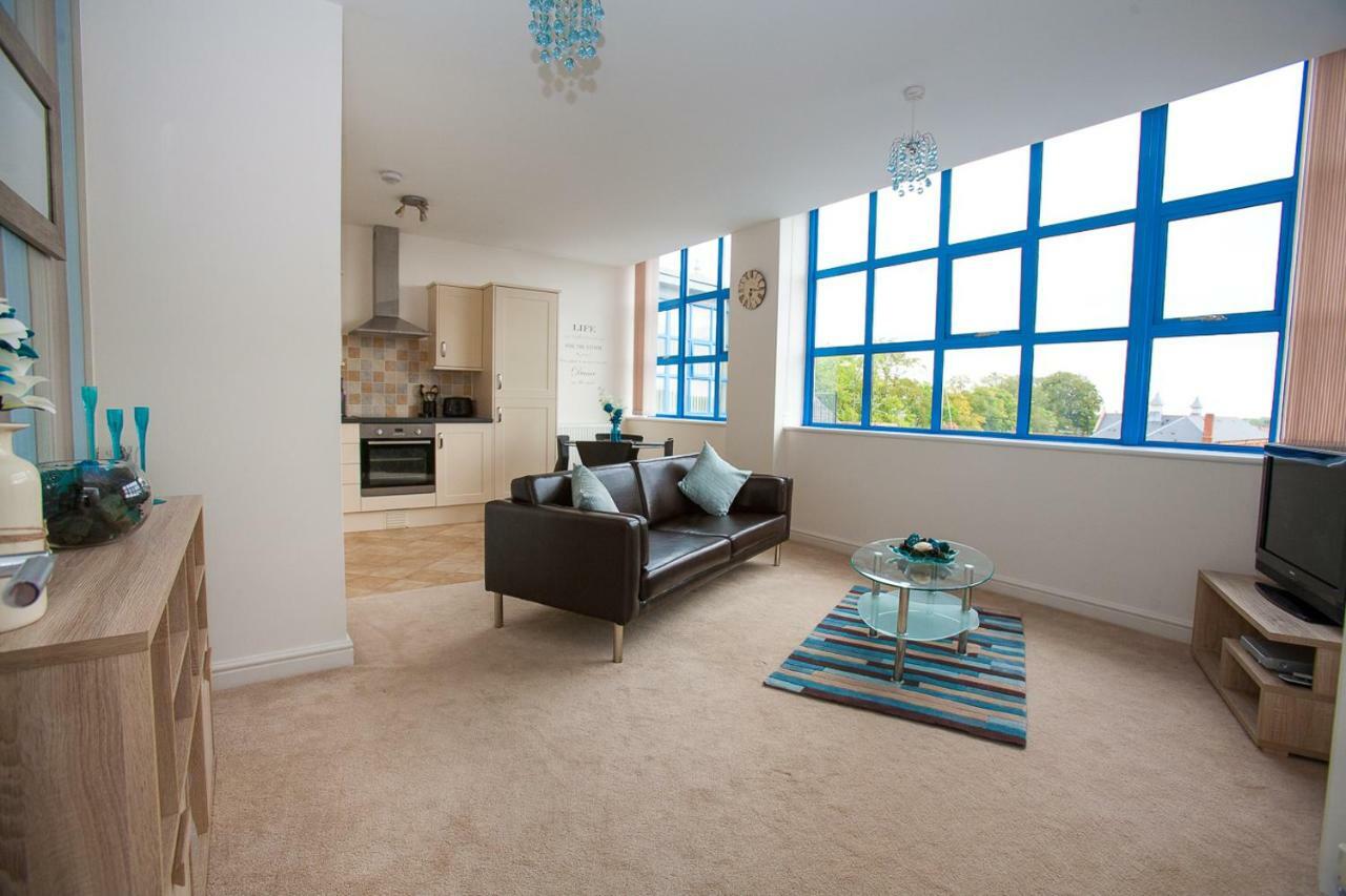 Comfortable Swindon Town Centre Apartments, Free Parking, Sleeps Up To 8 Экстерьер фото
