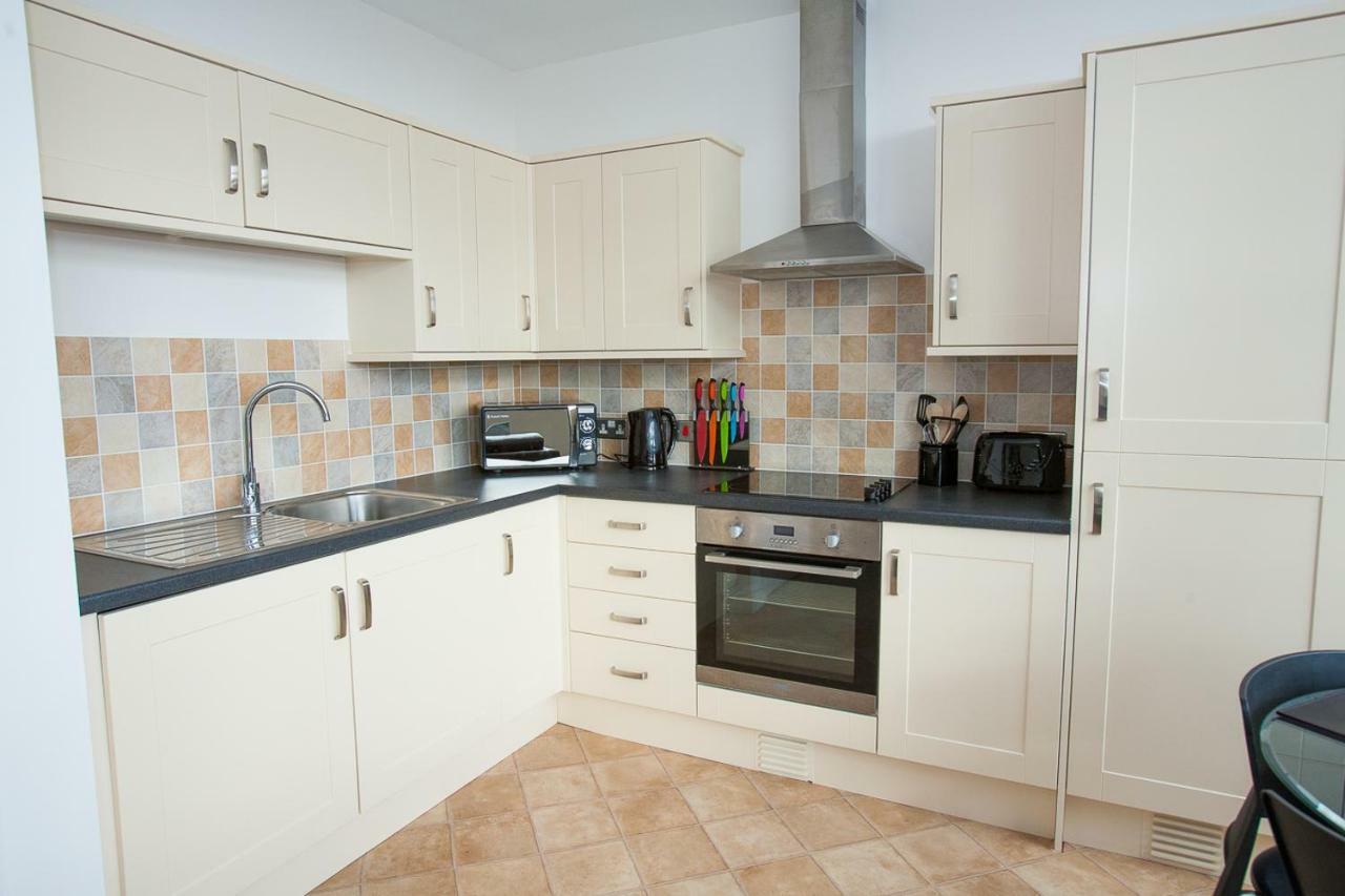 Comfortable Swindon Town Centre Apartments, Free Parking, Sleeps Up To 8 Экстерьер фото