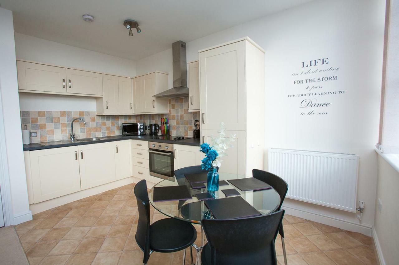 Comfortable Swindon Town Centre Apartments, Free Parking, Sleeps Up To 8 Экстерьер фото