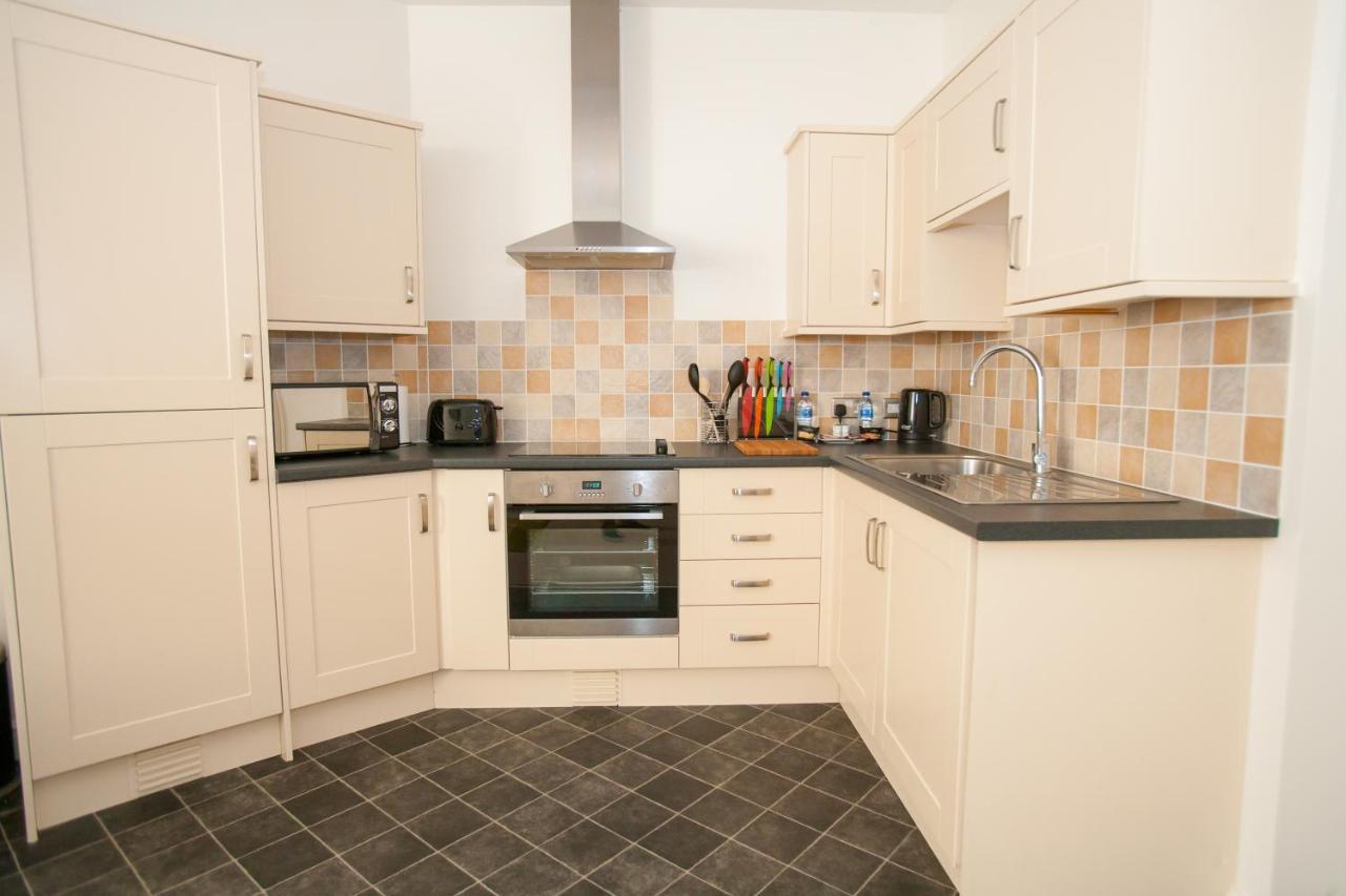 Comfortable Swindon Town Centre Apartments, Free Parking, Sleeps Up To 8 Экстерьер фото